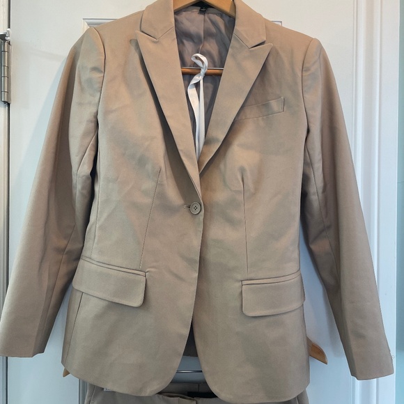Harve Benard  2 piece suit Size 2 - Picture 1 of 6